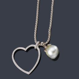 Lote 2330: Pareja de colgantes uno en forma de corazón con brillantes y perla barroca con copete de brillantes.