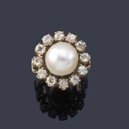 2340   -  Lote 2340: Anillo con perla central y orla de diamantes talla antigua de aprox. 0,96 ct en total.