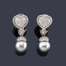 Lote 2343: Pendientes con pareja de perlas grises de aprox. 9,72 - 9,95 mm con brillantes en montura de oro blanco de 18K.