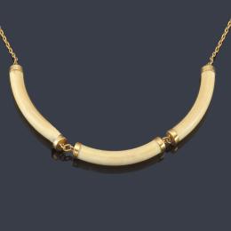 Lote 2346: Collar con tres piezas de marfil tubulares, con cadena de oro amarillo de 18K.