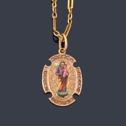 Lote 2355: Medalla devocional con La Imagen de La Virgen en esmalte policromado, con cadena y medalla en oro amarillo de 18K.