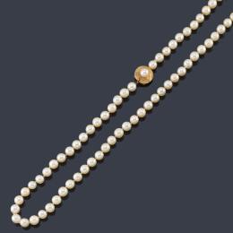 2359   -  Lote 2359: Collar largo con un hilo de perlas de aprox. 6,63 - 6,77 mm.