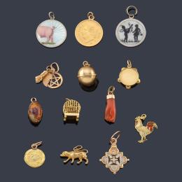 2363   -  Lote 2363: Lote con trece colgantes, una pandereta, dos monedas, una jaulita, un perro, un cascabel, una cruz realizado en oro amarillo de 18K y dos medallas en plata.