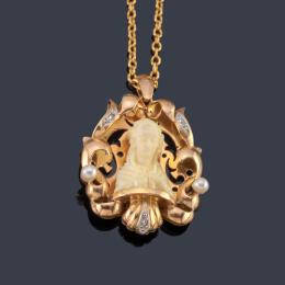 Lote 2412: Medalla con busto femenino realizado en marfil con orla de diamantes y perlitas en montura de oro amarillo de 18K.