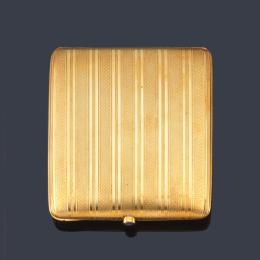 2463   -  Lote 2463: Pitillera en oro amarillo de 18 K con decoración rayada y guilloché, cartela central. Cierre con zafiro cabujón.