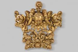 Lote 1050: Remate de retablo de madera tallada y dorada, España S. XVII.