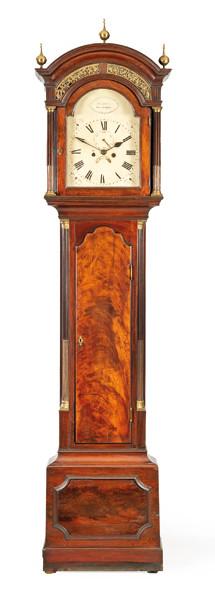 1071   -  Lote 1071: Reloj de caja alta regencia en madera de caoba y palma de caoba con aplicaciones de bronce dorado. Firmado en la esfera Thomas Hackney, Londres.
Inglaterra, finales S. XVIII
