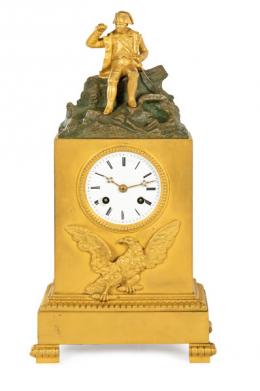 1085   -  Lote 1085: Reloj de sobremesa imperio en bronce dorado y pavonado, sobre basamento rectangular, se levanta un gran plinto en el que se sitúa la esfera del reloj. Francia, primer tercio S. XIX