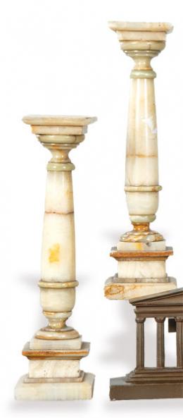 Lote 1197: Pareja de columnillas de onix blanco, Francia S. XIX.