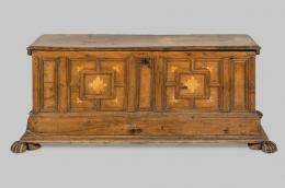 1231   -  Lote 1231: Arca de novia renacentista, de tapa plana en madera de nogal y decoración embutida de boj.
Cataluña, finales S. XVI y posterior