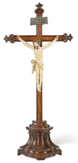 1237   -  Lote 1237: Cristo indo-potugués de marfill tallado de la zona de Goa, con restos de la policromía original S. XVII.