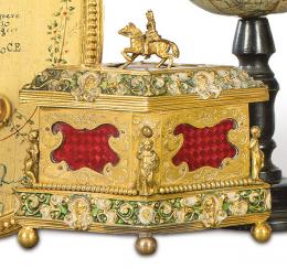 Lote 1241: Pequeña caja joyero en forma de rombo de latón dorado y esmaltes, Francia S. XIX.