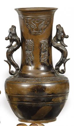 Lote 1365: Jarrón de bronce patinado, China, Dinastía Qing S. XIX