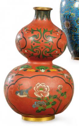 1377   -  Lote 1377: Jarrón de metal doble calabaza pintado en rojo con decoracón de pájaros y flores, China S. XX