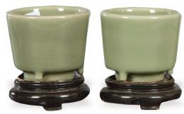 1381   -  Lote 1381: Pareja de vasos rituales en gres porcelánico con vidriado celadón, China, Dinastía Qing S. XIX.