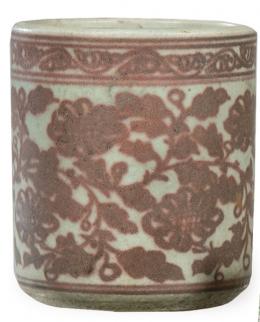 Lote 1382: Portapinceles de porcelana con decoración rojo de cobre siguiendo modelos de la Dinastía Yuan, Dinastía Qing S.XIX