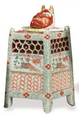 Lote 1383: Incensario de porcelana japonesa estilo Kakiemon Periodo Meiji (1868-1912)
