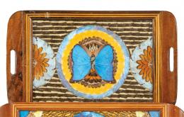 1498   -  Lote 1498: Bandeja en madera decorada con mosaico de alas de mariposas morpho entre otras, siglo XX
