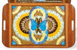 1499   -  Lote 1499: Bandeja en madera decorada con mosaico de alas de mariposas morpho entre otras, siglo XX