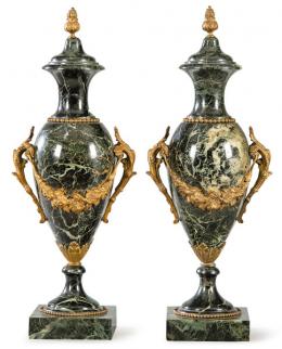 Lote 1513: Pareja de urnas de mármol serpentín y bronce dorado S. XIX