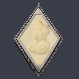 Lote 2007: Guardapelo con retrato femenino en plata, diamantes, marfil y vidrio de aventurina. Finales S. XVIII (ca. 1789).