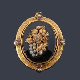 Lote 2018: Broche-colgante oval con perlitas, diamantes y placa de ónix en oro amarillo de 18K. S. XIX.