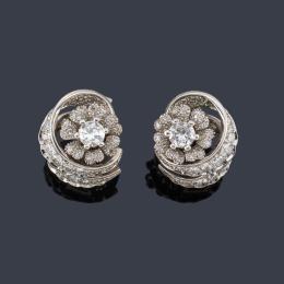 Lote 2055: Pendientes cortos con diseño floral y doble banda con diamantes talla antigua, brillante y sencilla de aprox. 3,71 ct en total. Años '50.
