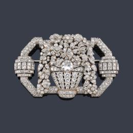Lote 2056: Importante broche con diamantes talla antigua, brillante y sencilla de aprox. 14,75 ct en total. Años '50.