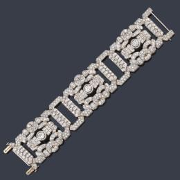 2058   -  Lote 2058: Importante pulsera 'Art Decó' con diamantes talla antigua, brillante, talla 8/8 y 16/16 de aprox. 22,50 ct en total. Años '20.