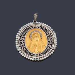 Lote 2087: Medalla devocional con La Imagen de La Virgen realizada en oro amarillo de 18K y enriquecido con diamantes. Ppios S. XX.