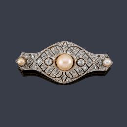 Lote 2089: Broche con tres perlas y diamantes talla antigua y rosa de aprox.  2,05 ct en total. Ppios S. XX.
