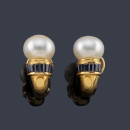 Lote 2151: Pendientes tipo criolla con pareja de perlas de aprox. 12,40 mm y 12,55 mm, con banda de zafiros calibrados.
