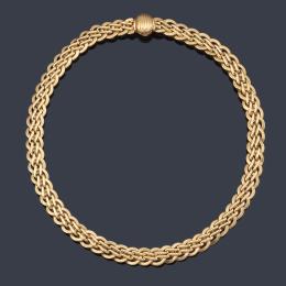 2154   -  Lote 2154: CARTIER
Collar con eslabones circulares entrelazados con cierre gallonado en oro amarillo de 14K.