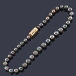 Lote 2173: Collar con un hilo de perlas de Tahití en disminución de aprox. 10,45 - 14,42 mm y cierre en forma de barrilete en oro tricolor de 18K.