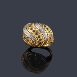 2188   -  Lote 2188: Anillo bombé con banda de zafiros y diamantes en oro blanco y amarillo de 18K.