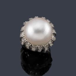 2284   -  Lote 2284: Anillo con perla japonesa y orla vegetal con diamantes talla rosa en montura de platino.