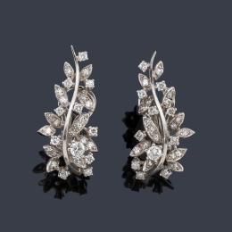 Lote 2289: Pendientes cortos con diseño vegetal enriquecido con diamantes talla brillante y 8/8. Años '50.