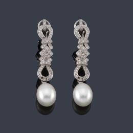 Lote 2337: Pendientes largos con pareja de perlas aperilladas con diamantes en montura de oro blanco de 18K.