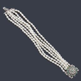 Lote 2344: Pulsera con seis hilos de perlas de rio con broche calado con esmeraldas y brillantes en montura de oro blanco de 18K.