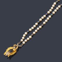 Lote 2349: Collar de perlas con colgante de pajaro