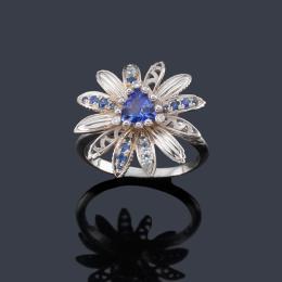 2379   -  Lote 2379: CARRERA & CARRERA
Anillo floral con zafiros y diamantes en montura de oro blanco de 18K.