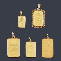 Lote 2457: Lote de 5 lingotes en oro de 24 K con marcos en oro amarillo de 18 K.