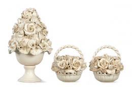 Lote 1024: Conjunto en cerámica italiana de Bassano formado por una copa con flores y dos cestitos con flores. S. XX. 