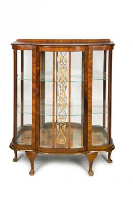 1026   -  Lote 1026: Vitrina Art - Decó en madera de caoba con tres estantes de vidrio y fondo de espejo. Inglaterra, pps. S. XX.
