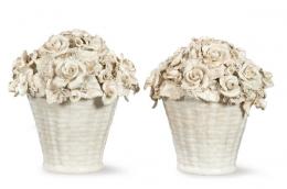 1028   -  Lote 1028: Pareja de cestos de flores en cerámica esmaltada en blanco de Bassano. 
Italia, S. XX. 