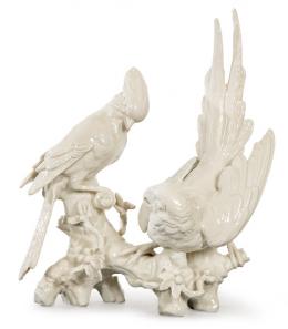 Lote 1033: Grupo escultórico, con dos figuras de cacatúas modeladas sobre una rama con hojas en cerámica esmaltada en blanco, firmada Vázquez.
España, años 50