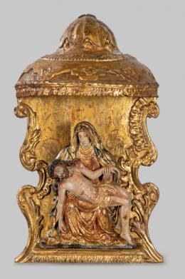 1042   -  Lote 1042: Escuela Española S. XVII
"Piedad"
En madera tallada, policromada y dorada. En hornacina de colgar con templete tallada y dorada.