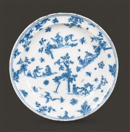 Lote 1061: Fuente en loza esmaltada de Alcora. Primera época serie chinescos en azul y blanco, 1736-1749. 