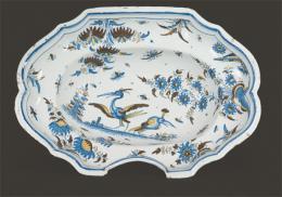 Lote 1064: Bacia en loza esmaltada y policromada de Alcora. Serie chinescos, 1735-1760. 