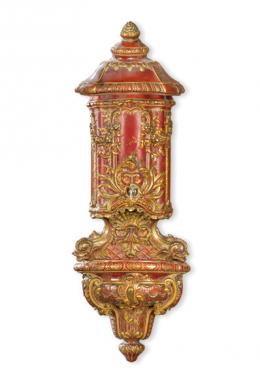 1065   -  Lote 1065: Aguamanil en loza moldeada, pintada y esmaltada en color granate y dorado.
Francia, S. XIX